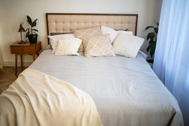 Konforlu yataklı şık modern oda iç