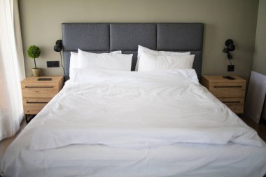       Konforlu yataklı şık modern oda iç