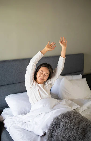 Hermosa Mujer Asiática Despierta Cama Dormitorio Ella Estira Sonríe — Foto de Stock