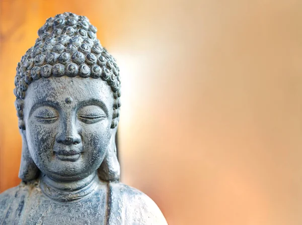 Statua Buddha Meditante Isolata Sfondo Dorato Copia Spazio — Foto Stock