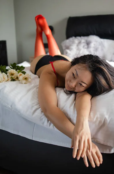 Sexy Giovane Ragazza Asiatica Calze Rosse Posa Letto Bianco Con — Foto Stock