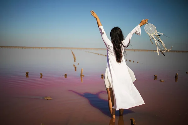 Günbatımında Düş Kapanı Pembe Denizde Etnik Tılsımı Olan Asyalı Kız — Stok fotoğraf