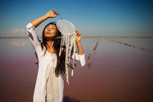日没の夢のキャッチャー ピンクの海で民族のお守りとアジアの女の子Bohoシックな 象徴的な平和と調和 — ストック写真
