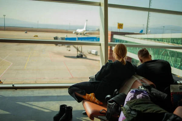 Couple Waiting Flight Using Smartphone Airport Terminal Wearing Protective Masks — Stock Photo, Image