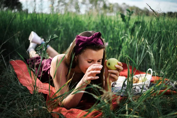 在阳光明媚的日子 一个年轻的女人在外面的公园里 享受夏天的时光 做着白日梦 — 图库照片