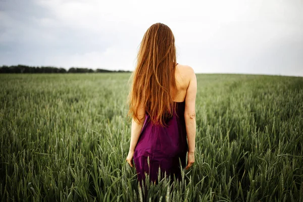 Belle Jeune Femme Aux Longs Cheveux Blonds Mouvement Tourné Arrière — Photo