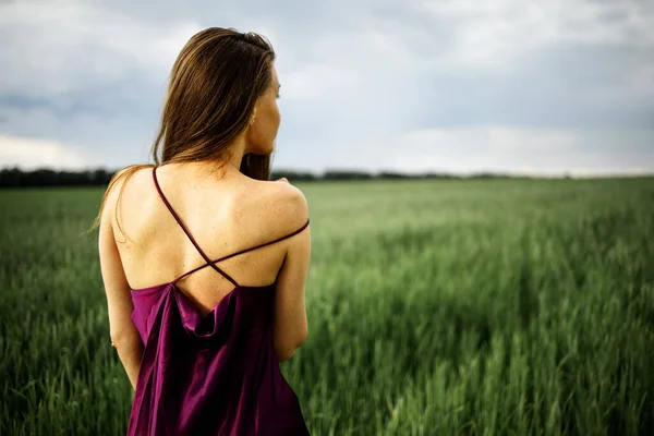 Belle Jeune Femme Aux Longs Cheveux Blonds Mouvement Tourné Arrière — Photo