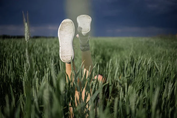 Pies Mujer Zapatillas Blancas Campo Trigo Verde — Foto de Stock