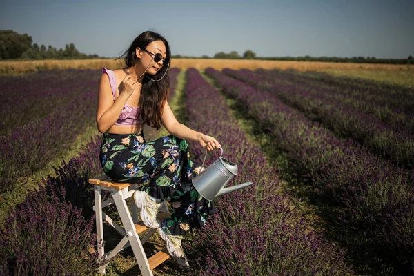 Mujer Asiática Con Regadera Campo Lavanda —  Fotos de Stock