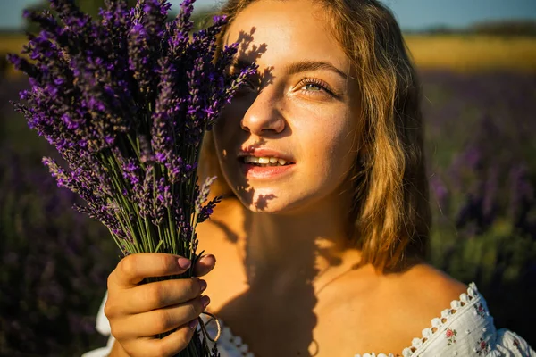 Beautiful Model Holding Bouquet Fresh Lavenders Relaxing Spring Summer Lavender — Stock Photo, Image