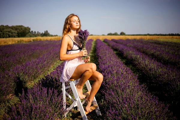 Model Indah Memegang Karangan Bunga Lavender Segar Santai Musim Semi — Stok Foto