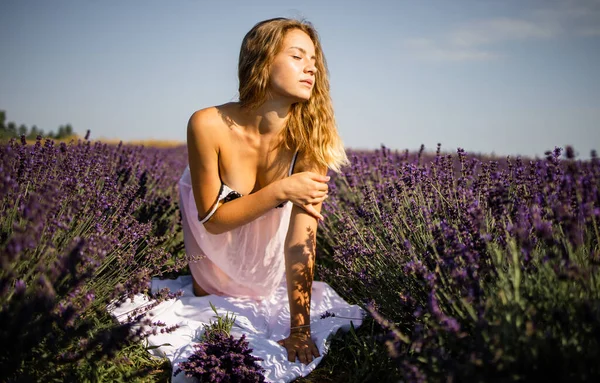 Bella Ragazza Sul Campo Lavanda Bella Donna Bionda Nel Campo — Foto Stock