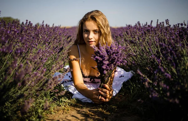 Beau Modèle Tenant Bouquet Lavandes Fraîches Relaxantes Printemps Été Champ — Photo