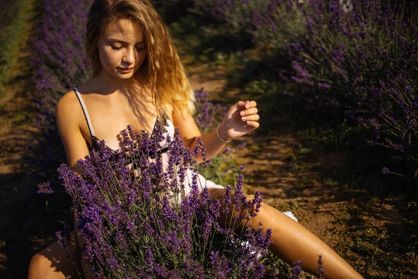 Young Pretty Blonde Woman Lavender Field Sunny Summer Day — ストック写真