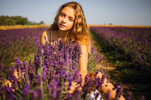 Beautiful Model Holding Bouquet Fresh Lavenders Relaxing Spring Summer Lavender — Stock Photo, Image