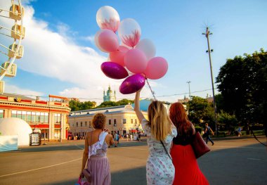 Genç kızlar şehri geziyor. Üç güzel genç kadın dışarıda doğum gününü kutluyor.