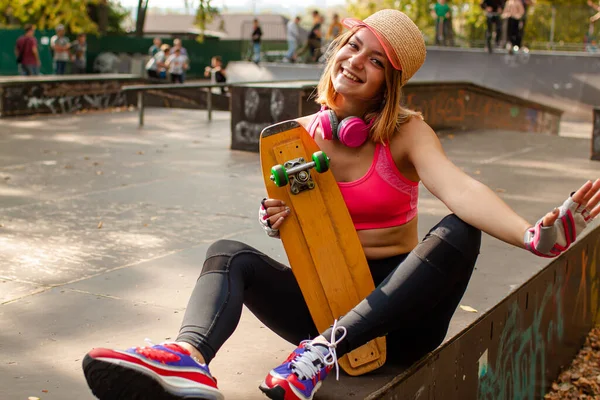 Adolescente Souriante Avec Portrait Skateboard Plein Air — Photo