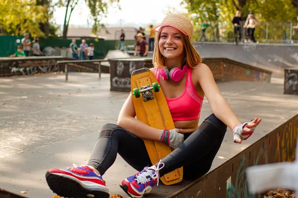 Adolescente Souriante Avec Portrait Skateboard Plein Air — Photo