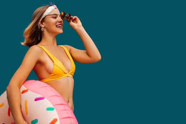 Porträt Eines Lachenden Mädchens Badeanzug Hält Aufblasbaren Ring Isoliert Über — Stockfoto