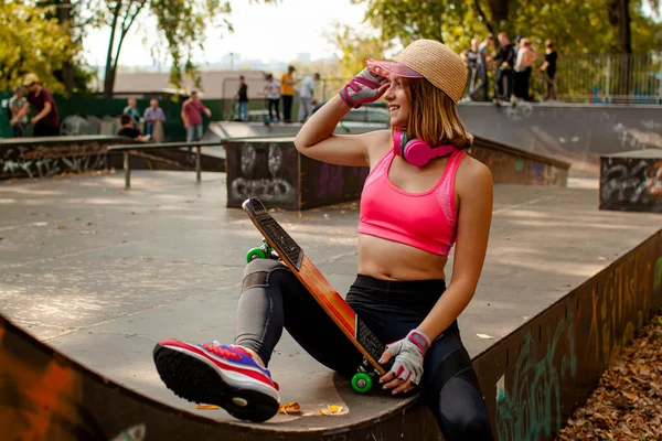 Adolescente Souriante Avec Portrait Skateboard Plein Air — Photo