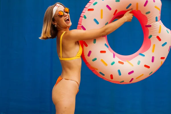 Retrato Una Niña Riendo Vestida Con Traje Baño Sostiene Anillo —  Fotos de Stock