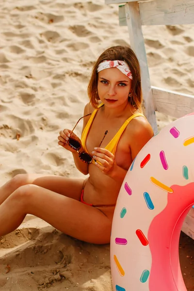 Sexy Woman Yellow Swimsuit Sitting Sand Summer Beach — Stock Photo, Image