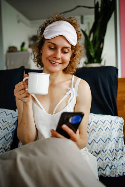 Vrouw Die Thee Drinkt Bed Tijdens Het Gebruik Van Mobiele — Stockfoto