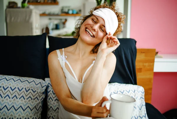 Hübsche Junge Frau Mit Lockigem Haar Trinkt Morgens Aromatischen Kaffee — Stockfoto