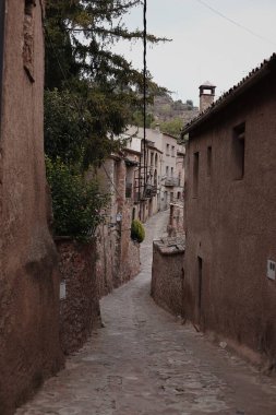 İspanya 'daki eski tuğladan kale. Muhteşem eski ortaçağ taş kulesi.