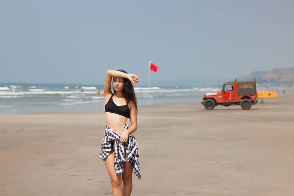 Tropik Bir Plajda Güzel Bir Asyalı Kadın Denizde Genç Seksi — Stok fotoğraf