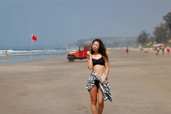 Красивая Азиатка Тропическом Пляже Портрет Сексуальной Молодой Женщины Моря Брюнетка — стоковое фото