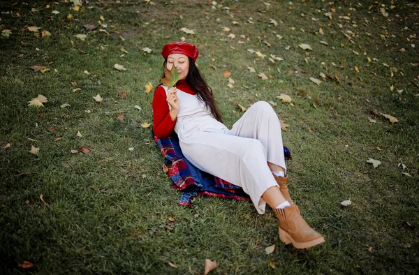 Herfst Stemming Mooie Jonge Aziatische Vrouw Een Leren Hoed Liggend — Stockfoto