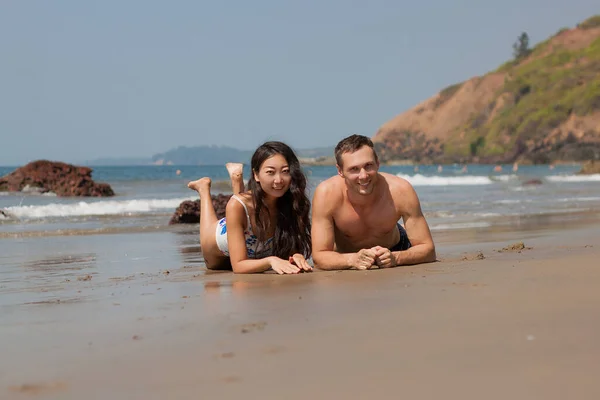 Giovane Coppia Innamorata Sdraiata Sulla Spiaggia Godendo Thailandia — Foto Stock