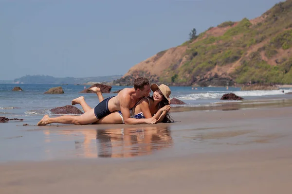 Parejas Jóvenes Enamoradas Tumbadas Playa Disfrutando Tailandia — Foto de Stock