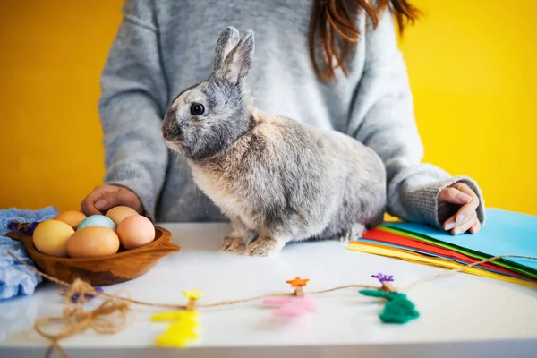 Pequeno Coelho Com Uma Cesta Com Ovo Decorado Cartão Páscoa — Fotografia de Stock