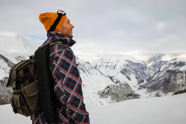 Aktiv Turist Med Ryggsäck Njuter Utsikten Toppen Snöiga Berget — Stockfoto