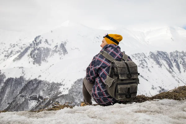 Active Tourist Backpack Enjoying View Top Snowy Mountain — Foto de Stock