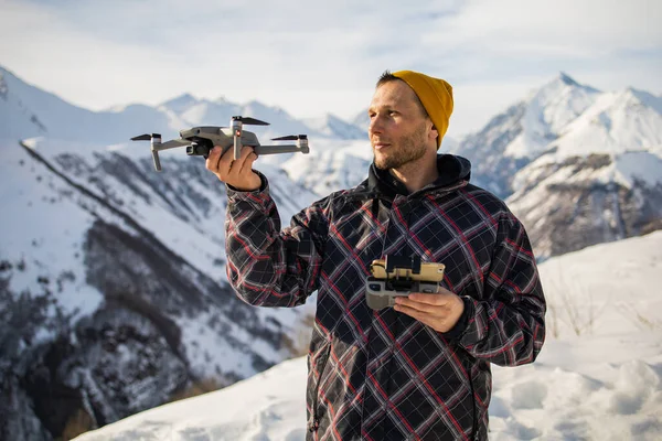 Mladý Muž Videopůjčovna Létá Dron Zasněžených Horách Vypustí Dron Jeho — Stock fotografie