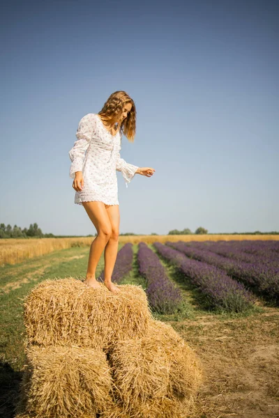 Happy Pretty Barefoot Blonde Girl White Dress Golden Hay Field — Stok Foto