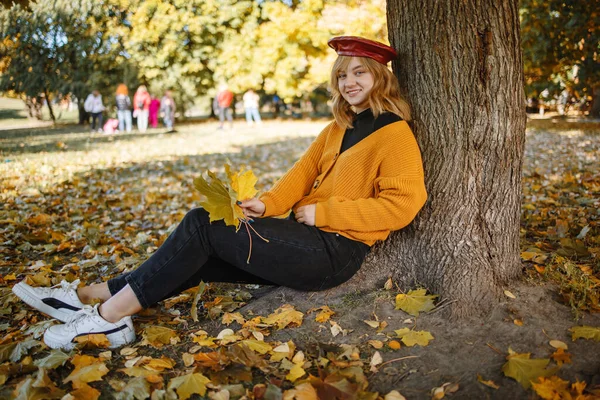 Usmívající Blondýny Teen Dívka Kudrnatými Vlasy Let Pózování Venku Přes — Stock fotografie