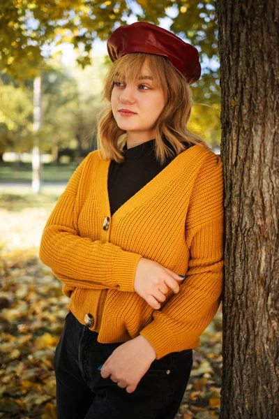 Teenage Girl Yellow Sweater Enjoy Warm Sunny Autumn Day — Foto Stock