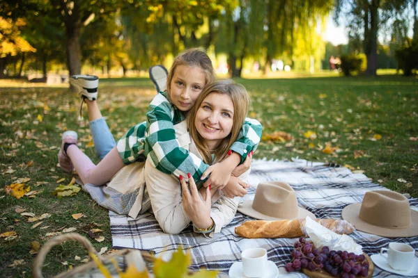 Şapkalı Sarışın Kadın Güzel Bir Sonbahar Gününde Kızıyla Piknik Yapar — Stok fotoğraf