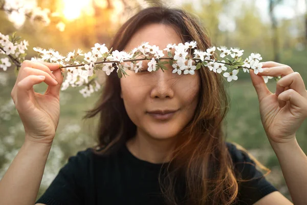 Ragazza Asiatica Tocca Ramo Fiorito Con Mano Albero Ciliegio Primavera — Foto Stock