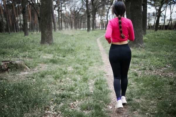 Genç Atletik Kız Yaz Mevsimi Boyunca Orman Yolunda Yeşil Ormanda — Stok fotoğraf