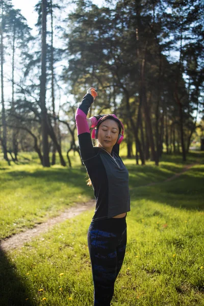 Mooie Jonge Aziatische Vrouw Met Roze Oortjes Preading Haar Armen — Stockfoto