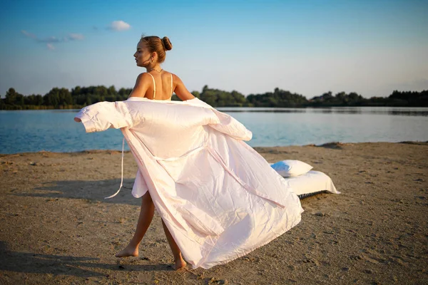 美丽的女人 穿着华丽的白色花边女士内衣 日落时在湖边摆姿势 — 图库照片