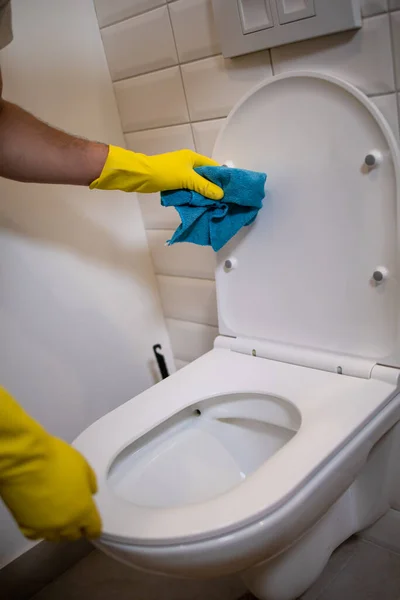 Man Wearing Gloves Clean Toilet Sponge Bathroom — Foto de Stock