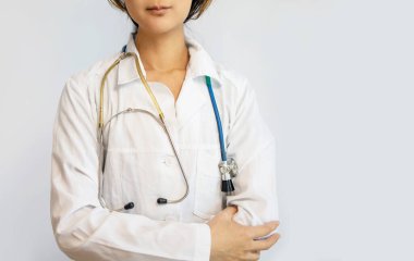 Asyalı doktorun portresi beyaz arka planda fotokopi aletiyle duruyor. Steteskoplu güvenilir kadın pratisyen..