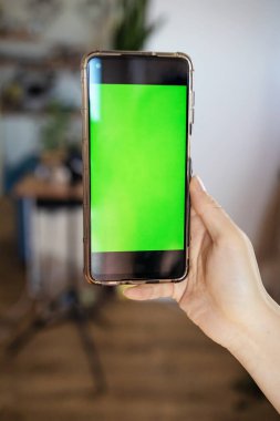 Akıllı telefon tutan kadın (yeşil ekran)