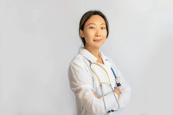 Портрет Азійського Лікаря Стоїть Білому Тлі Копіювальним Простором Достовірна Жінка — стокове фото
